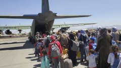 Над 122 хил. души са били евакуирани от страната, след като талибаните превзеха страната