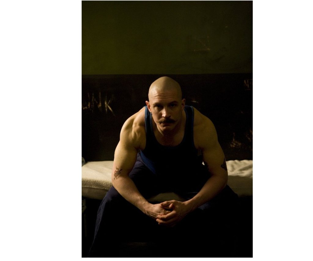 В Bronson Харди играе Чарлз Бронсън, известен като най-насилствения затворник във Великобритания. И разбира се, е изключителен във филма.