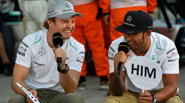 През 2013 двамата са съотборници в Mercedes, общо взимат три победи и потеглят към голямата битка за световната титла, която гледахме през 2014 и която ще продължи и догодина