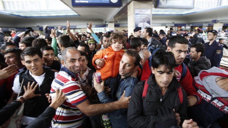 Броят на мигрантите в Европа е невиждан, заяви шефът на Европол Роб Уейнрайт след разговор с колегата си от Интерпол
