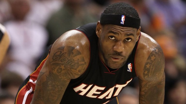 Леброн Джеймс
След като завършва гимназия, три от най-големите спортни гиганта - Адидас, Найк и Рийбок, започват война за младия талант Леброн. Печели "Найк", който в крайна сметка си осигурява подписа му срещу 90 млн. долара.
Следва шеметна кариера в баскетбола, която все още продължава.
Освен фурорът, който прави на игрището, той чупи рекорди и със своята спортна линия, произвеждана от Найк.
Започва различни бизнес-начинания, сред които мениджърска компания, модна линия, спортни аксесоари, търговия на борсата и участие в различни компании. Има участие в английския Ливърпул, а акциите му в "Бийтс" - музикалната компания на Доктор Дре, произвеждаща слушалки, му донасят 30 милиона долара, след като компанията е купена от Епъл по=рано тази година.
На 29 години печели по 70 милиона долара годишно от рекламни договори и заплати. За него Уорън Бъфет казва, че ако е имал неговия бизнес усет, няма представа до къде би стигнал.