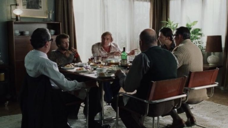 “Мюнхен”
Къде да го гледаме: в Netflix
Режисираният от Стивън Спилбърг трилър се базира върху истинската история от Олимпийските игри в Мюнхен през 1972 г. Напрегнатият сюжет разказва за група израелски атлети, които са взети за заложници от палестинска терористична групировка. Спортистите са заплашени с екзекуция, ако Израел не върне териториите на Палестина.