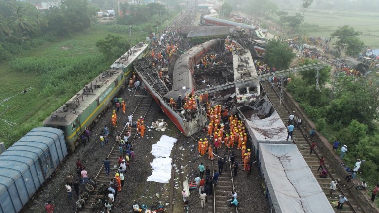 Поне 280 загинали във влакова катастрофа в Индия
