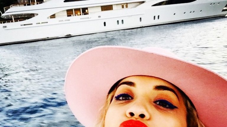 Рита Ора се радва на слънчевите лъчи в последните дни на 2014 г. Британската певица предпочете карибския остров Сен Бартелми пред европейския студ.