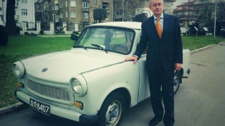 Той има брада и носи кецове още от 90-те