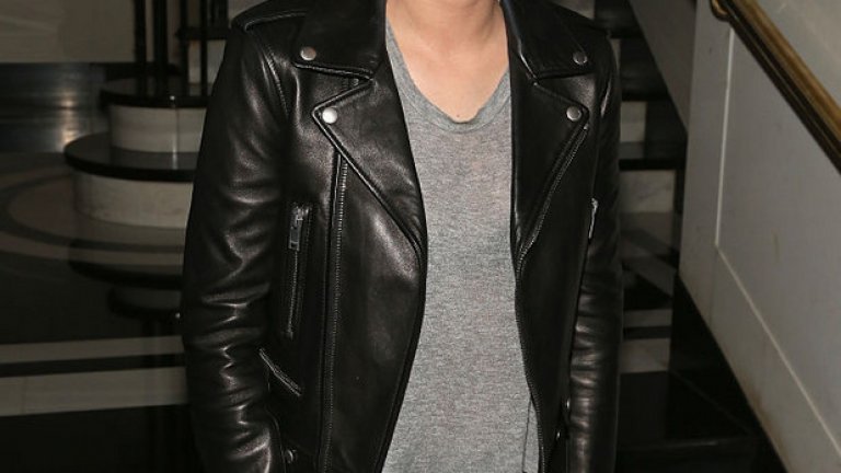 Хората откровено намразиха Кристен Стюарт, когато тя беше хваната в изневяра. Не само че актрисата разби сърцето на Робърт Патисън, но го направи с женен мъж - рижисьора Рупърт Сандърс. Банален сюжет, който се случва често, но хората явно са настроени осъдително.