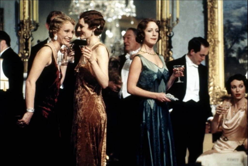 \"Госфорд парк\" (Gosford Park, 2001) 
\"Госфорд парк\" има всичко. Британски филм откъдето й да го погледнеш. Сюжет в стила на Кралицата на криминалния жанр Агата Кристи, актьорски състав, преливащ от британски звезди, богато имение в провинцията, м