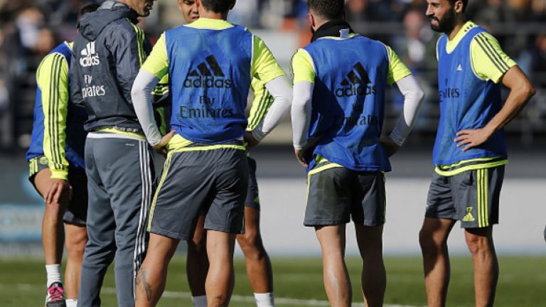 3. Бенитес не успя да се погоди с някои от играчите
Препоръката към Бенитес бе да се сближи с футболистите, което той не направи. Дори когато работата му висеше на косъм. Грешка, която доведе и до уволнението му.