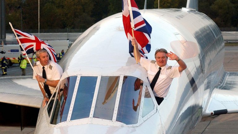 Пилотите отвръщат на поздрава.