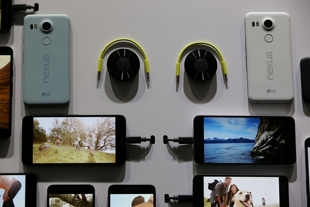Двата нови телефона Nexus могат да се поръчат предварително през Google Store с начални цени за 5x -  379 долара за модела с 16 GB памет и 429 долара за модела с 32 GB памет; за 6P - 499 долара за модела с 32 GB, 549 долара за модела с 64 GB, 649 долара з
