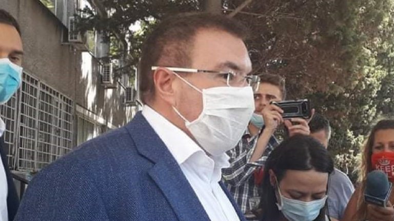 Здравният министър е първият българин, ваксиниран срещу COVID-19