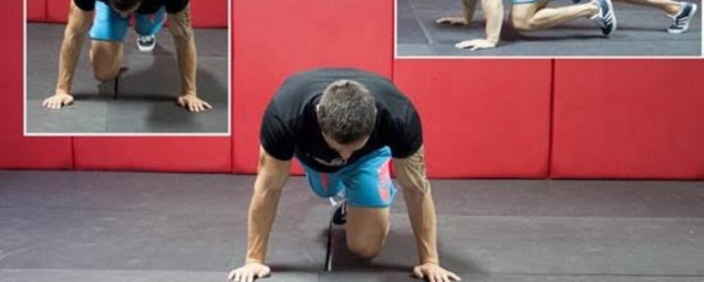 6. Планински катерач (Mountain Climber) 
Планинският катерач всъщност е многоставно упражнение, което натоварва абсолютно цялото тяло и е подходящо за всеки вид кардио тренировка или комплекс, но е и изключително ефективно когато целим да изваем така желаните плочки на корема. Участващите мускули са предно бедро, седалище (глутеус ), задно бедро, коси коремни мускули (obliques). Като спомагателни участват тазобедрени сгъвачи, прав коремен мускул, прасци. Като стабилизатори участват почти всички неспоменати мускули. 
Начин на изпълнение:  Застанете в положение за лицева опора, като поставите дланите една от друга на ширината на раменете или малко по-широко. Сгънете единия крак към гърдите, стегнете коремните мускули и съберете лопатките една към друга. От изходното положение сменете местата на двата крака, повдигайки таза нагоре и сгъвайки разгънатия крак към гърдите, докато изплъзвате другия назад. 
Стремете се към: 3-4 серии и 20-60 секунди на серия според личните възможности. 
Направете го по-трудно:  Забързайте темпото, но не за сметка на добрата форма. Комбинирайте с друго упражнение (например flutter kicks). 
Направете го по-лесно като за опора не ползвате позиция лицева опора (длани), а позиция планк (лакти) и изпълнявате движението бавно и контролирано или поставите ръцете си по-високо спрямо краката (допълнителна поставка).