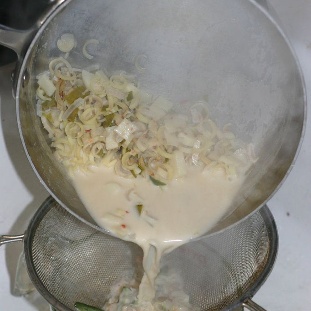 Не забравяйте да прецедите бульона от вече далите своя вкус и аромат подправки