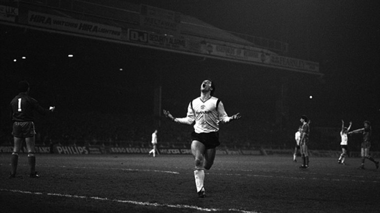 1985-а предлага два емблематични сблъсъка на полуфиналите за ФА къп. В първия мач на "Гудисън" Ливърпул на два пъти изравнява - в редовното и добавеното време за крайното 2:2. В преиграването на "Мейн роуд" мърсисайдци повеждат, но Брайън Робсън изравнява след хубав гол, преди Марк Хюз, за когото остават съмнения, че е в засада, да отбележи победно. На снимката Хюз празнува гола си във вратата на Ливърпул