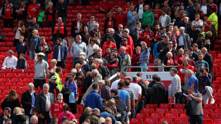 Очакваше се стадионът да бъде пълен и 76 000 зрители да наблюдават последния мач на „червените дяволи“ за сезона.
