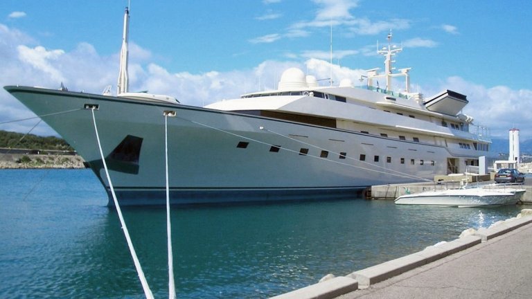 Яхтата на принц Алуалид бин Талал - New Kingdom 5KR Yacht - има дискотека, кино, площадка за кацане на хеликоптер, басейн и други. Освен всичко друго тя е участвала във филма за Бонд Never Say Never Again. Принцът я е купил от Доналд Тръмп в момент, когато предприемачът е изпитвал големи затруднения.