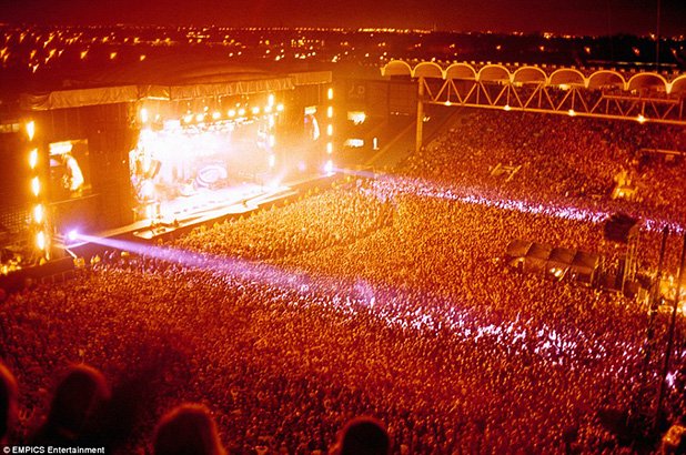 Над 60 000 лудеят на концерт на "Oasis" в това, което за самата група е Меката на футбола - стадион "Мейн Роуд" в Манчестър. Братята Галахър са луди по Сити, а това шоу е от 1996 г. и е едно от последните на стария стадион на клуба. Сега Сити е съвсем друга бира - бори се за трофеи, има лъскав нов стадион и някои от най-силните играчи в света. А братя Галахър, макар и вече не част от "Oasis", не спират да ходят по мачове.