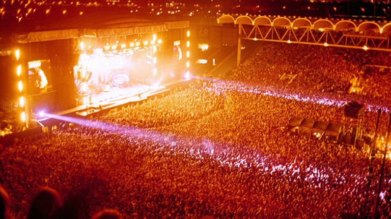 Над 60 000 лудеят на концерт на "Oasis" в това, което за самата група е Меката на футбола - стадион "Мейн Роуд" в Манчестър. Братята Галахър са луди по Сити, а това шоу е от 1996 г. и е едно от последните на стария стадион на клуба. Сега Сити е съвсем друга бира - бори се за трофеи, има лъскав нов стадион и някои от най-силните играчи в света. А братя Галахър, макар и вече не част от "Oasis", не спират да ходят по мачове.
