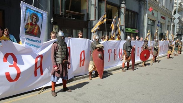 Шествие в подкрепа на 25-метровия паметник на княз Владимир I в Москва (вижте в галерията) - руският еквивалент на злощастния монумент на Цар Самуил в София. Ще се удивите колко много си приличат българската и руската паметна епопея.