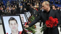 Владимир Путин поднася цветя в памет на нелепо загиналите спортисти през 2011 г