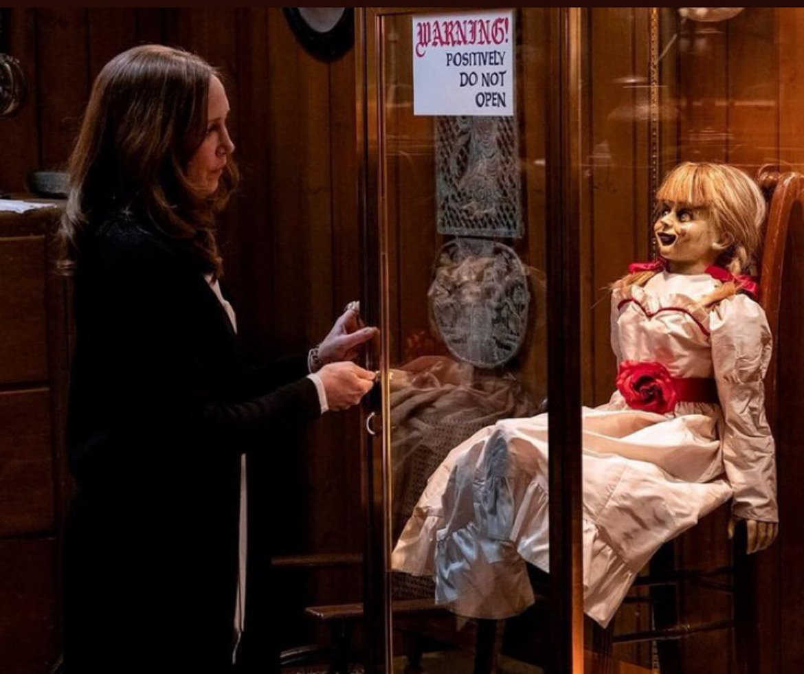 Анабел 3 (Annabelle Comes Home), 28 юни
Ако има нещо по-зловещо от малки деца във филмите на ужасите, то това са оживелите играчки с желание да убиват. Филмът на Гари Доберман разказва за обладаната от дух кукла Анабел, която оживява, въпреки че паранормалните изследователи Ед и Лорейн Уорън са я заключили зад стъкло, благословено от свещеник. Една нощ обаче тя се събужда, а новата й цел е 10-годишната дъщеря на Уорън - Джуди. В ролята на Джуди ще видим Маккена Грейс, а от сериала The Haunting of Hill House знаем, че тя може да допринесе за усещането на ужас.



