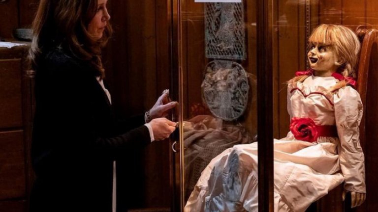 Анабел 3 (Annabelle Comes Home), 28 юни
Ако има нещо по-зловещо от малки деца във филмите на ужасите, то това са оживелите играчки с желание да убиват. Филмът на Гари Доберман разказва за обладаната от дух кукла Анабел, която оживява, въпреки че паранормалните изследователи Ед и Лорейн Уорън са я заключили зад стъкло, благословено от свещеник. Една нощ обаче тя се събужда, а новата й цел е 10-годишната дъщеря на Уорън - Джуди. В ролята на Джуди ще видим Маккена Грейс, а от сериала The Haunting of Hill House знаем, че тя може да допринесе за усещането на ужас.