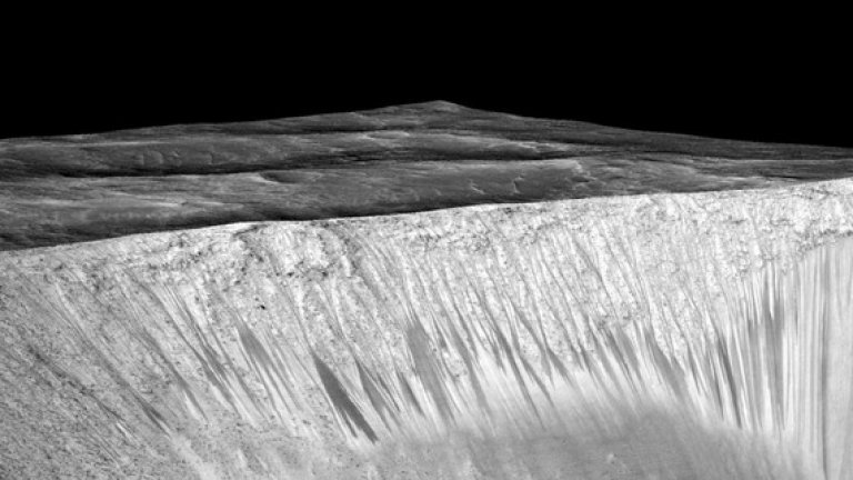 Потоците от течаща вода са причината за дългите стотици метри тъмни ивици по повърхността на Червената планета
