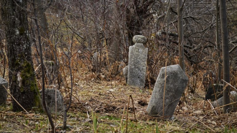 Разкривените надгробни камъни на местното гробище разказват за дългата история на селото.