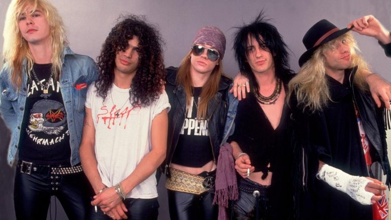 8. Guns N' Roses - 27,8 млн. долара
Аксел Роуз, Слаш и компания безспорно печелят от решението си да се съберат за общо турне. През 2017-а то им докара общи приходи от 25,9 млн. долара. Останалото е от стрийминг и авторски права върху старите им парчета.