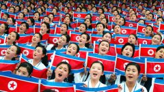 В Северна Корея мъжете и жените носят идеологията си върху кожата

