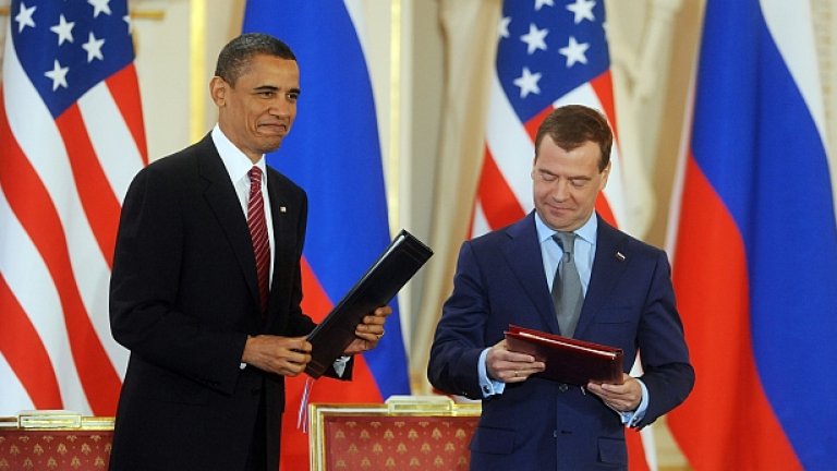 Барак Обама и Дмитрий Медведев са доволни от това, че намалиха ядрената заплаха през следващите 10 г.