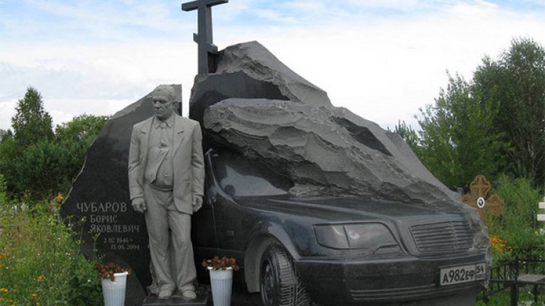 Статуя в цял ръст до любимия Мерцедес, другите нямат такива