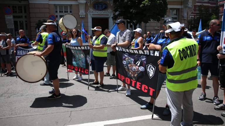 Стотици полицаи излязоха на протест в София заради ниските заплати в сектора