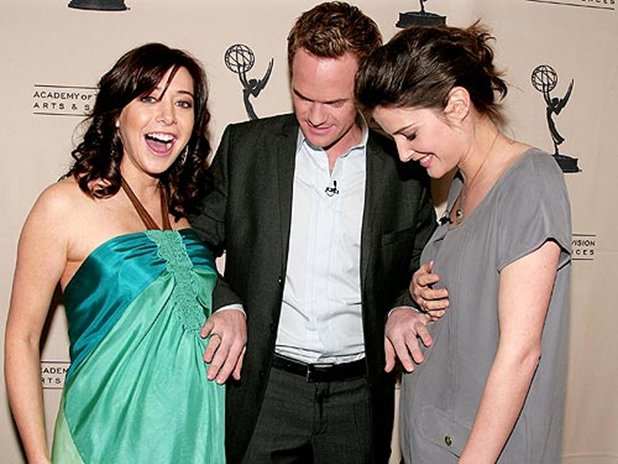 И Алисън Ханигън (Лили) и Коби Смълдърс (Робин) са били бременни по време на снимките, но умело са го прикривали.