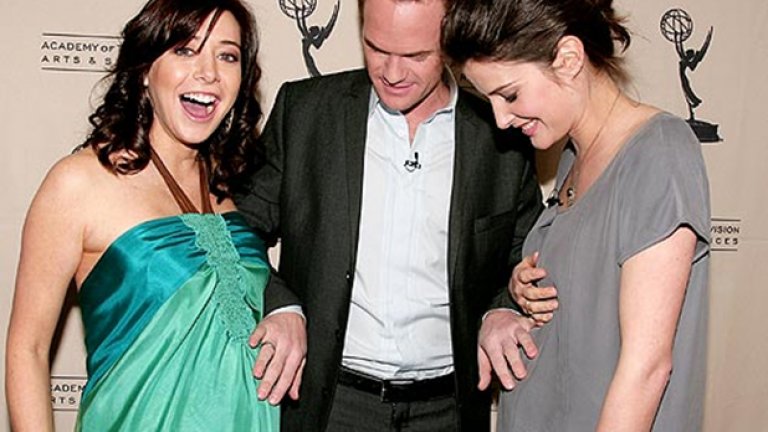 И Алисън Ханигън (Лили) и Коби Смълдърс (Робин) са били бременни по време на снимките, но умело са го прикривали.