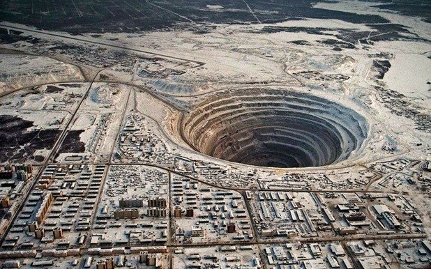 Мината за индустриални диаманти "Мир" в Якутия, Източен Сибир, Русия има дълбочина 525 метра и диаметър 1,2 километра. Това е втората по големина дупка с такъв размер, която е човешко дело. Строена е по времето на Сталин и работата по нея е преустановена, заради огромната дълбочина