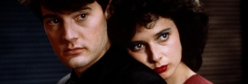 "Синьо кадифе" / Blue Velvet (1986) 
"Синьо кадифе" е един от емблематичните за Дейвид Линч филми, в който режисьорът комбинира любимите си теми - мрачни визуални ефекти и психотрилър. Кайл Маклоклан се забърква в мистериозна афера, след като открива едно отрязано ухо на паркинг.