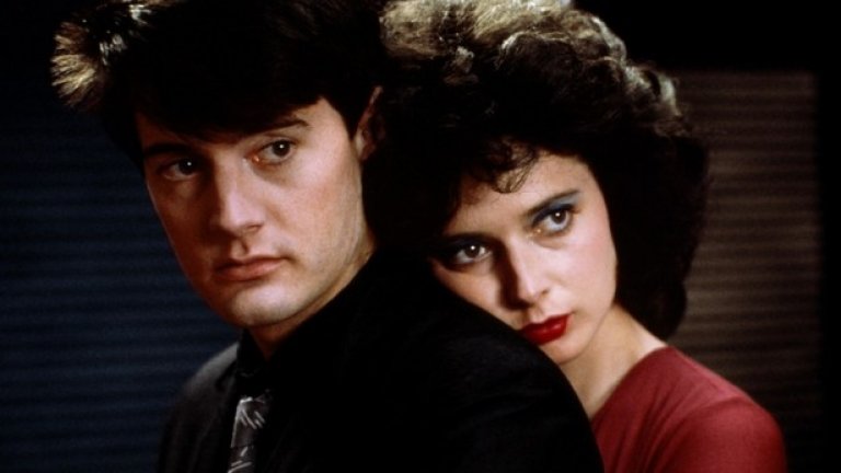 "Синьо кадифе" / Blue Velvet (1986) 
"Синьо кадифе" е един от емблематичните за Дейвид Линч филми, в който режисьорът комбинира любимите си теми - мрачни визуални ефекти и психотрилър. Кайл Маклоклан се забърква в мистериозна афера, след като открива едно отрязано ухо на паркинг.