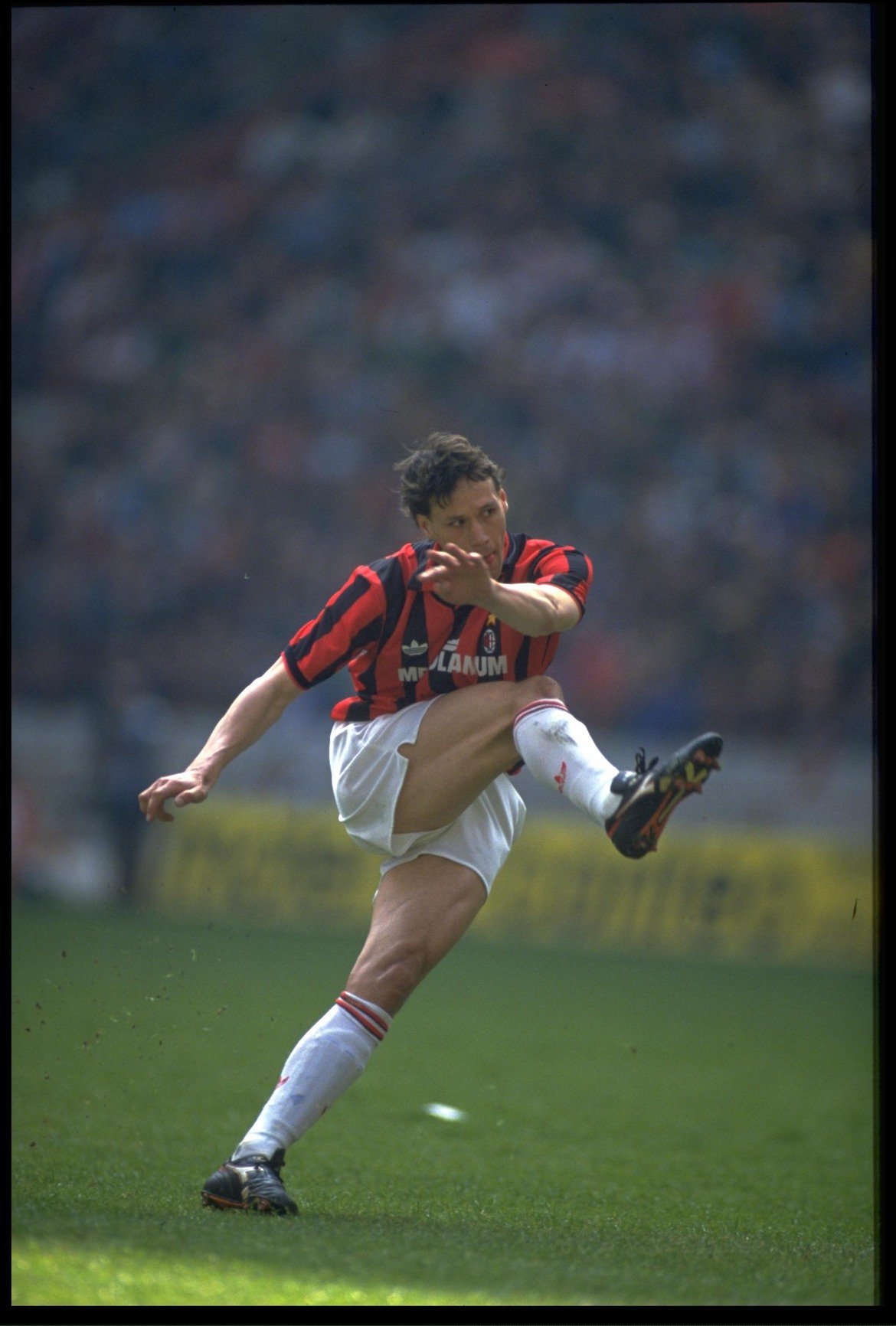 4. Марко ван Бастен (50 гола в 83 мача)

Изненадващо, на нидерландеца му отне цели три сезона да достигне до 50 гола за Милан, но после стана суперзвезда и един от най-великите в историята на "росонерите". Взе "Златната топка" за 1988/89, през следващите две години беше и голмайстор на Серия А.