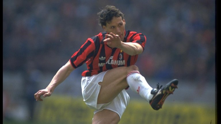 4. Марко ван Бастен (50 гола в 83 мача)
Изненадващо, на нидерландеца му отне цели три сезона да достигне до 50 гола за Милан, но после стана суперзвезда и един от най-великите в историята на "росонерите". Взе "Златната топка" за 1988/89, през следващите две години беше и голмайстор на Серия А.