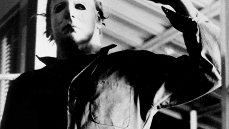 Майкъл Майерс, "Хелоуин"
Ако никога не сте срещали Майкъл и не знаете нищо за него, значи сте живели един спокоен и тих живот. След срещата си с това болно, странно и ужасно момче, ще се оглеждате като уплашен заек дълго време. Джон Карпентър пише и режисира абсолютната култ класика "Хелоуин" през 1978 година. Филмът се превръща в основополагащ на поджанр в хорър киното, а именно - филми на ужасите с тийнейджъри.
Майкъл е малко момче, което без капка свян или гузна съвест избива цялото си семейство в нощта на Хелоуин. Съответно е затворен в психиатрична клиника. Няколко години по-късно, когато Майкъл вече е тийнейджър, бяга от клиниката, връща се в родния си град и погва бавачката, а покрай нея и куп други невинни хора. Негова запазена марка са гумената маска на лицето и острия нож, с който наръгва жертвите си.