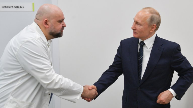 Руският президент разговаря с д-р Денис Проценко по време на посещението си на 24 март в болница "Комунарка" в Москва, където се лекуват пациенти с коронавирус.