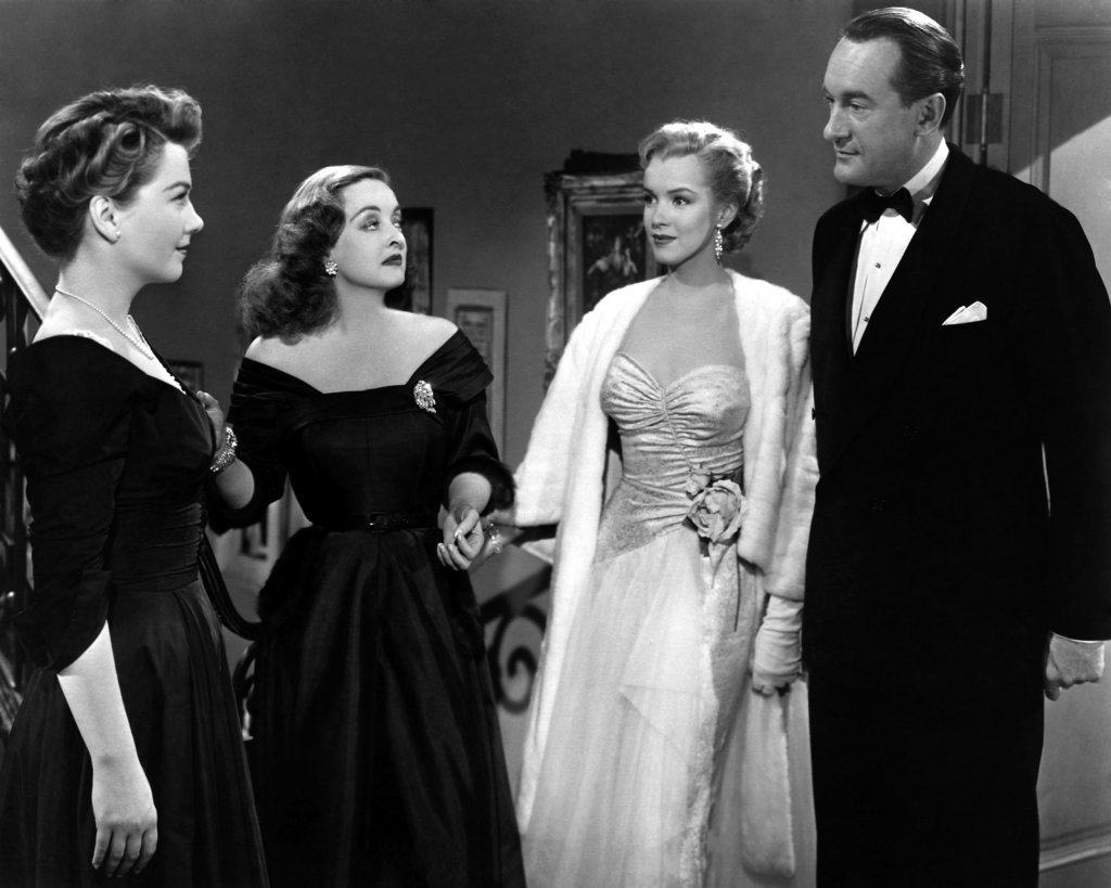 9. "Всичко за Ева" (1950 г.)
Изданието посочват, че филмът от средата на миналия век разширява по "брилянтен начин" статия от списание "Космополитън", за да разкаже за актриса, легенда на Бродуей, и млада и напориста нейна колежка, която се намества в живота ѝ.