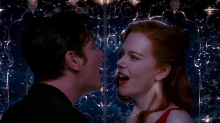 4. “Мулен Руж” (от 2001 г.)
Любовната история на Сатен и Крисчън се разиграва на блестящата сцена на “Мулен Руж” в Париж. Тя е танцьорка, която развлича състоятелните мъже в спалнята си. А той е романтично настроен писател, който попада под ласките на Сатен заради недоразумение.