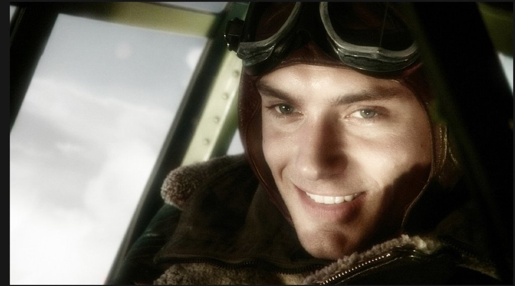 8. "Sky Captain And The World Of Tomorrow" (2004) 
Един от шестте филма, в които Джъд Лоу играе през 2004 година. Лентата е прото "Avatar", а Джъд играе Небесния Капитан, сражаващ се срещу армията от роботи на Доктор Тотенкопф.