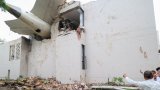 Той дори стига сам до линейката и показва бордната си карта на медиите
