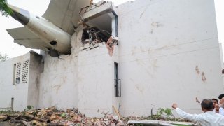 Той дори стига сам до линейката и показва бордната си карта на медиите