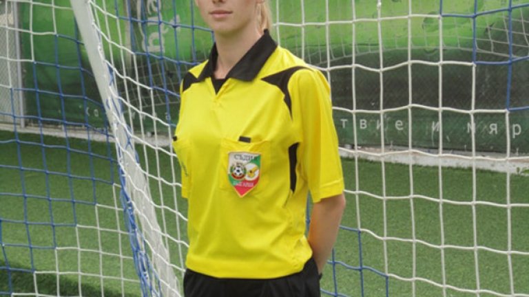 Българският принос: Християна Гутева вече свири в "Б" и "В" група, има изяви и като телевизионен анализатор, а футболисти и фенове са в захлас от нея