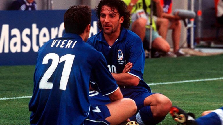 Нестандартно отпразнуване на гол от Кристиан Виери и Алесандро дел Пиеро на Мондиал 1998. Тогава Италия нямаше място за всичките си звездни атакуващи футболисти, които включваха още Роберто Баджо, Пипо Индзаги, Джанфранко Дзола, Фабрицио Раванели, Енрико Киеза и още, и още…