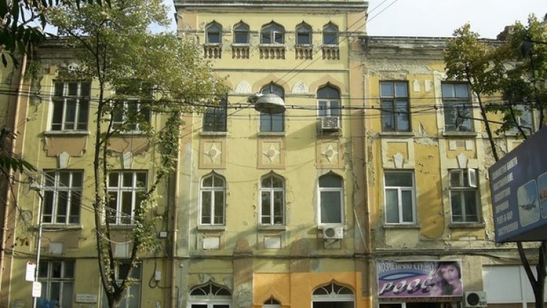 Турската баня от 1912 година е проект на архитект Дабко Дабков. Къщата се намира на улица "Цар Симеон І" № 3 и 5 (пресечката под "Валентина"). Общината е съсобственик на сградата, а самата сграда от години е необитаема и занемарена. Архитект Дабко Дабков идва във Варна, защото се влюбва в нея и прекарва целия си живот тук. За 34 години, в периода 1906-1940-та, той реализира 350 проекта. Освен сградата на снимката горе, по-известните сред тях са: Първият гранд хотел - Гранд хотел "Лондон", Аквариумът, хотел "Мусалла", който е умален модел на Flatiron Building - иконата на Ню Йорк
